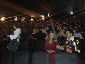 Cosplayers en su sitio esperando que empiece
