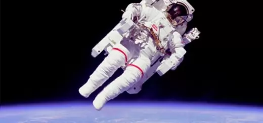 Astronauta flotando en el Espacio