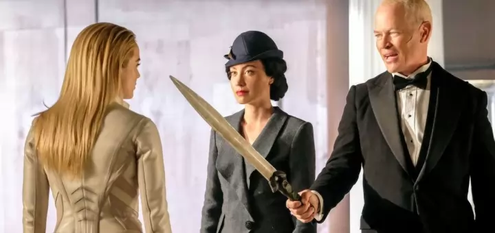 DC's Legends of Tomorrow -- "Helen Hunt" -- Image Number: LGN306b_0105b.jpg -- Pictured (L-R): Caity Lotz as Sara Lance/White Canary, Courtney Ford as Madame Elenor and Neal McDonough as Damien Darhk -- Photo: Bettina Strauss/The CW -- é 2017 The CW Network, LLC. All Rights Reserved.