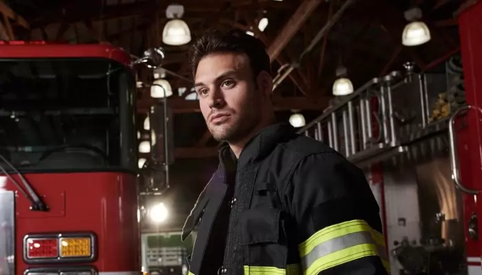 911-ryan-guzman-DkLyy8NVsAAVqmX-700x400