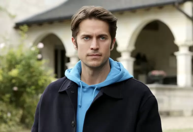 Emily-Paris-Lucas-Bravo